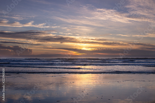 Fototapeta Zachód słońca na plaży oceanu przybrzeżnego