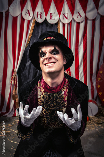 Fotografie Freaking out magician in magician hat and black outfit shows his dark face on th