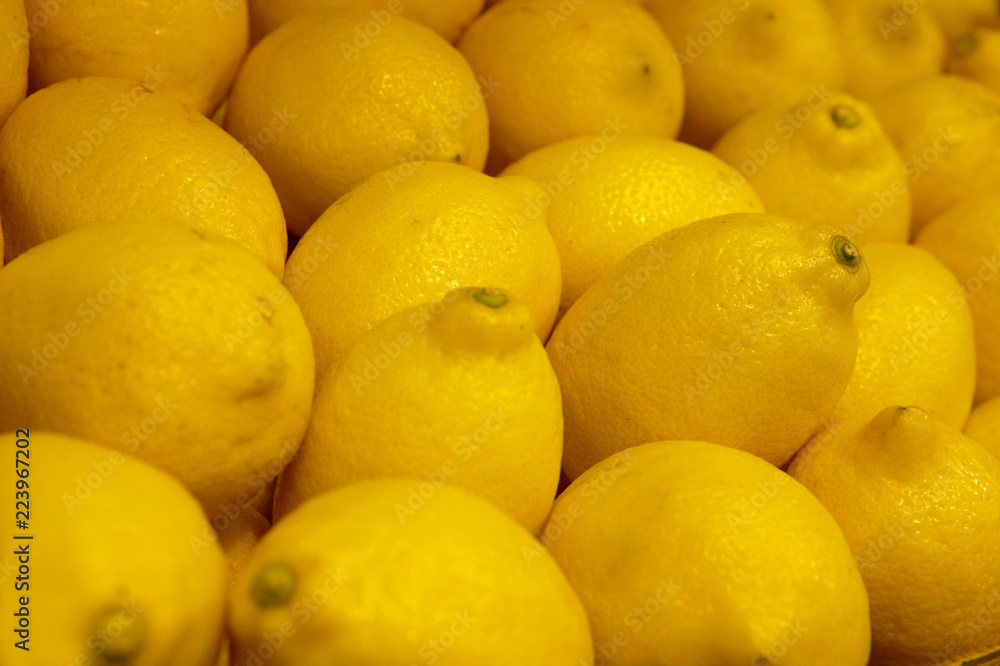CLOSE UP OF FRESH LEMONS ON SUPERMARKET SHELF CLOSE UP OF FRESH LEMONS ON SUPERMARKET SHELF