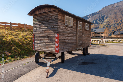 Nostalgischer hölzerner Bauwagen an der Gletscherstrasse zur Pasterze, Kärnten, Österreich photo