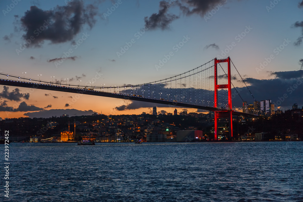 Obraz premium 15 July Martyrs - Bosphorus bridge at sunset