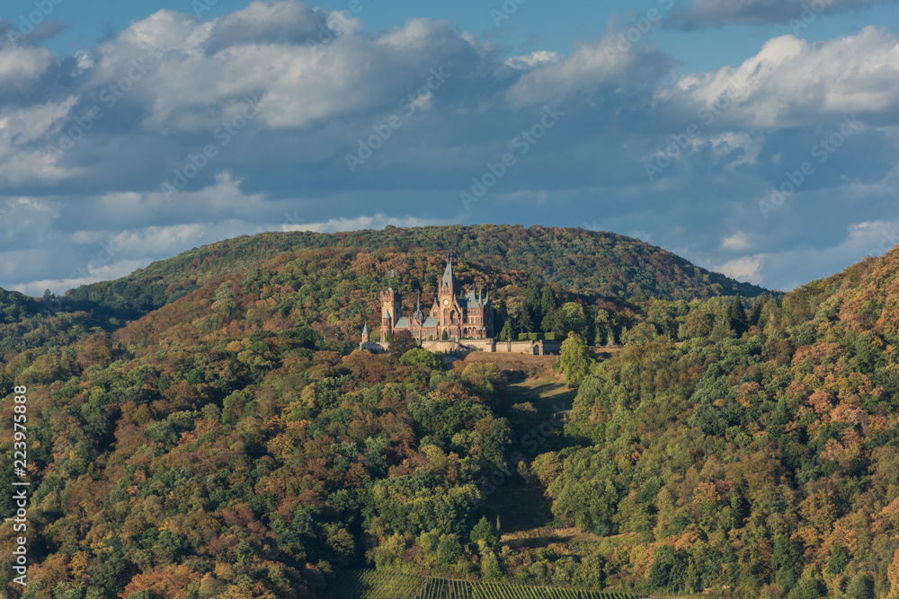Blick zur Drachenburg im Herbst; Siebengebirge; Deutschland
