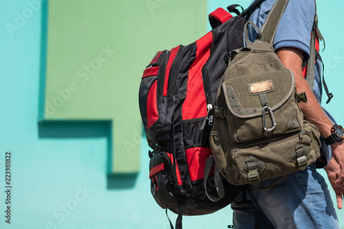 Fotografi A man comes with two backpacks.