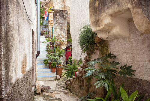 Naklejka na ścianę Wąska ulica z kamiennymi domami w Chorwacji, Vrbnik na wyspie Krk
