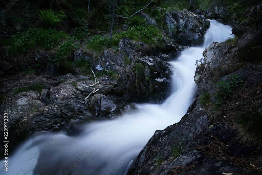 Fototapeta premium waterfall dark 5