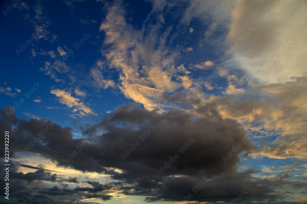 Obraz premium Clouds in the sky at sunset as background