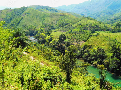 Rio Cahabón. Rio color verde y selva en Alta Verapaz, Guatemala