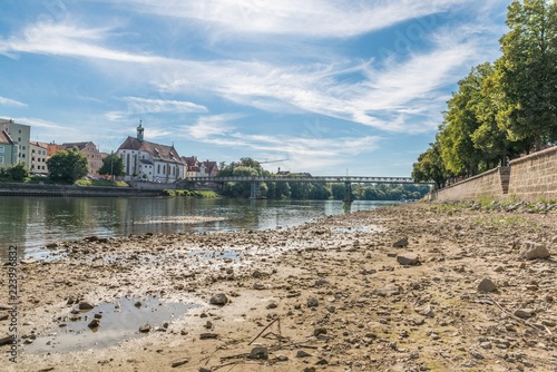 Niedriger Wasserstand der Donau mit Blick auf den Eisernen Steg in Regensburg, Deutschland photo