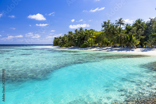 インド洋の美しいサンゴ礁の海 © san724