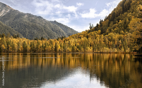 Fototapeta Naklejka Na Ścianę i Meble -  autumn landscape, mountain lake in autumn