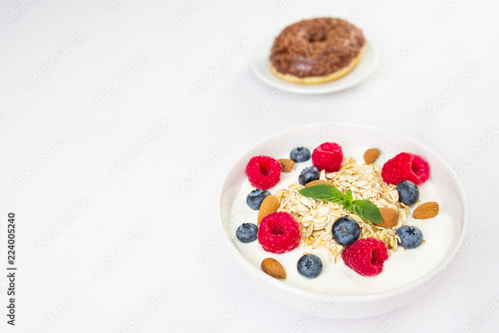 Gesundes Müsli versus Donut, Frühstück Abnehmen Übergewicht Gesundes Müsli versus Donut, Frühstück Abnehmen Übergewicht