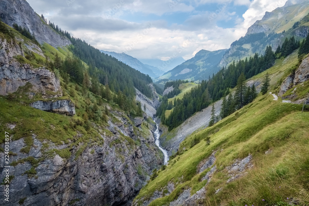 Fototapeta premium Spektakularne widoki w Kiental od Griesalp do Obere Bundalp. Kiental to wieś i dolina w Alpach Berneńskich (Szwajcaria) należąca do gminy Reichenbach im Kandertal.