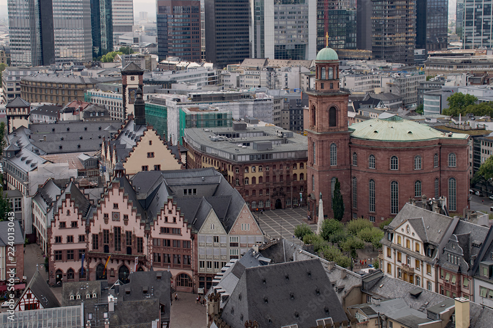 Blick auf die Frankfurter Altstadt mit Paulskirche und Römer Stock