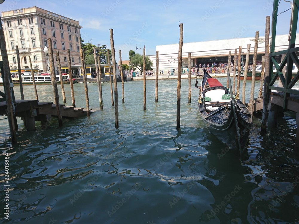 Naklejka premium Widok na historyczną architekturę i kanał między antycznymi budynkami w Wenecja, Włochy podczas radosnych wakacji w słonecznym dniu.