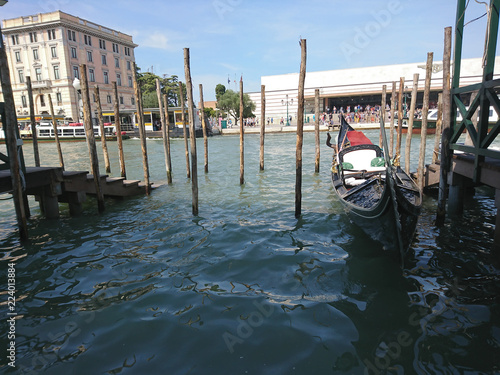 Widok na historyczną architekturę i kanał między antycznymi budynkami w Wenecja, Włochy podczas radosnych wakacji w słonecznym dniu.
