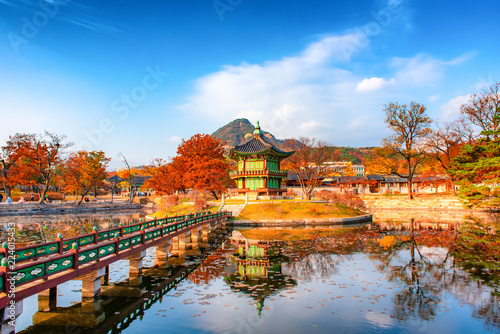 Obraz na płótnie pagoda at gyeongbokgung palace in autumn Seoul Korea w salonie