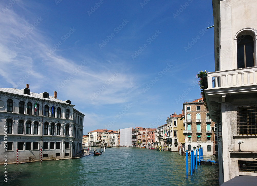 Naklejka premium Widok na historyczną architekturę i kanał między antycznymi budynkami w Wenecja, Włochy podczas radosnych wakacji w słonecznym dniu.