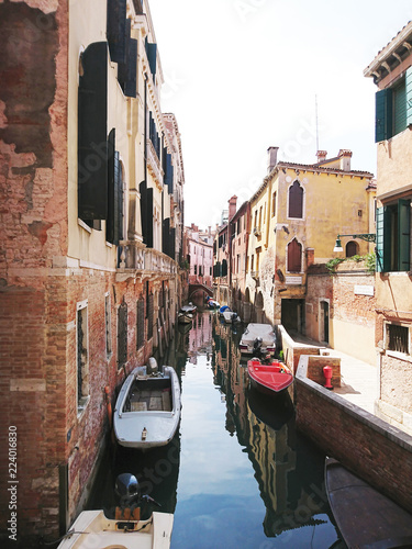 Widok na historyczną architekturę i kanał między antycznymi budynkami w Wenecja, Włochy podczas radosnych wakacji w słonecznym dniu. 