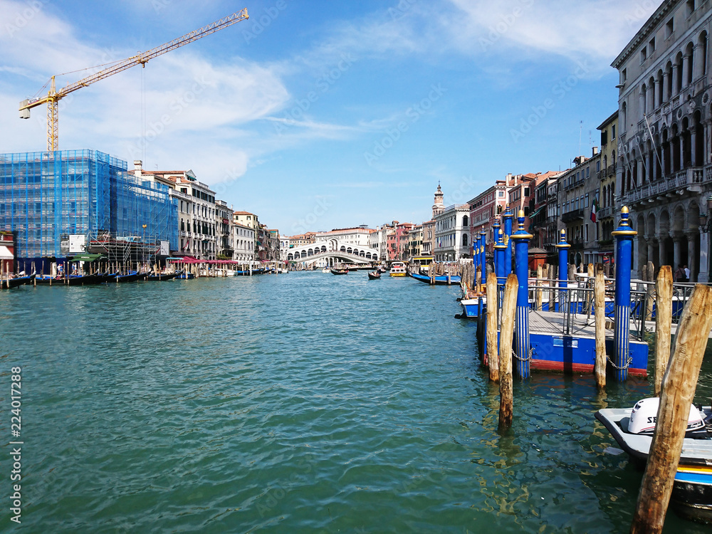 Widok na historyczną architekturę i kanał między antycznymi budynkami w Wenecja, Włochy podczas radosnych wakacji w słonecznym dniu.
 - obrazy, fototapety, plakaty 