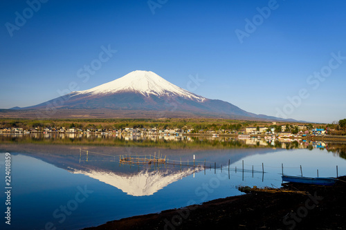 Fototapeta Naklejka Na Ścianę i Meble -  Mountain Fuji at Yamanaka lake