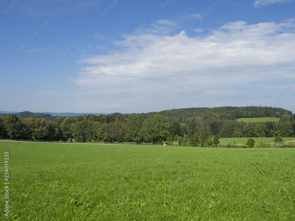 Paysages de Bavière. Vues sur les collines, prairies verdoyantes et pâturages autour du village de Hundham dans la vallée du Leitzach au pied du Schwarzenberg. Paysages de Bavière. Vues sur les collines, prairies verdoyantes et pâturages autour du village de Hundham dans la vallée du Leitzach au pied du Schwarzenberg.