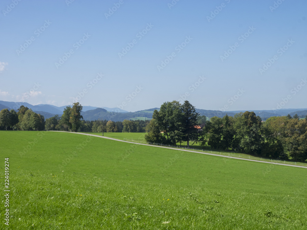 Obraz premium Paysages de Bavière. Vues sur les collines, prairies verdoyantes et pâturages autour du village de Hundham dans la vallée du Leitzach au pied du Schwarzenberg.