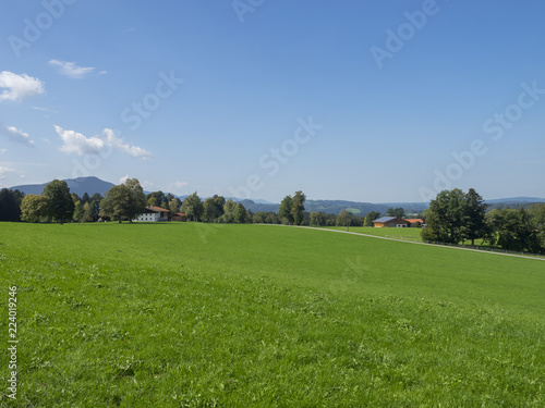 Paysages de Bavière. Vues sur les collines, prairies verdoyantes et pâturages autour du village de Hundham dans la vallée du Leitzach au pied du Schwarzenberg.