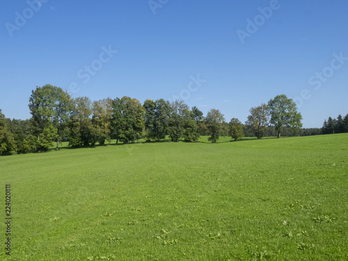 Fototapeta Naklejka Na Ścianę i Meble -  Paysages champêtres de Bavière. Vues sur les collines, prairies verdoyantes et pâturages autour du village de Hundham dans la vallée du Leitzach au pied du Schwarzenberg.
