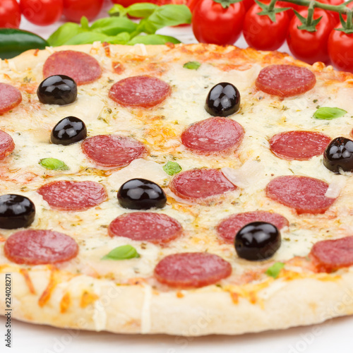 Pizza Pepperoni Peperoni Salami Zutaten backen Quadrat Nahaufnahme auf Holzbrett