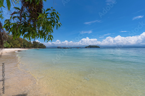 Fototapeta Naklejka Na Ścianę i Meble -  Beach on the Manukan Island, Sabah, Malaysia.