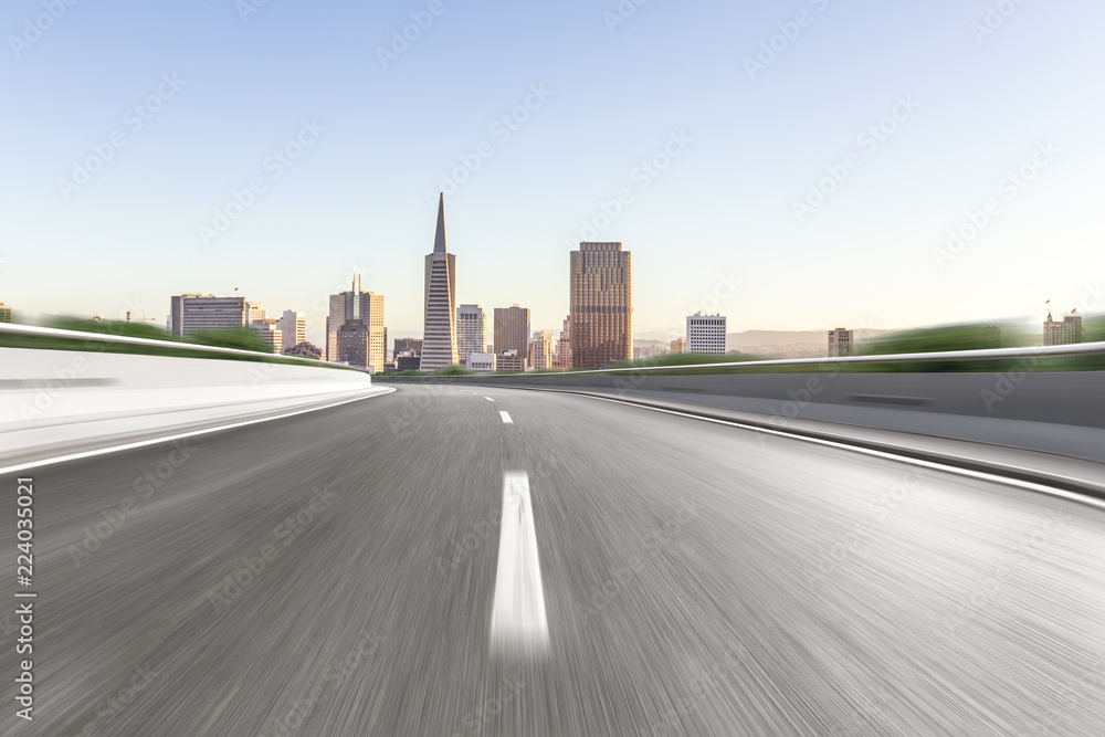 Obraz premium empty highway through modern city