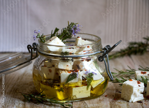 Feta, griechischer Schafskäse in Olivenöl mit Gewürzen