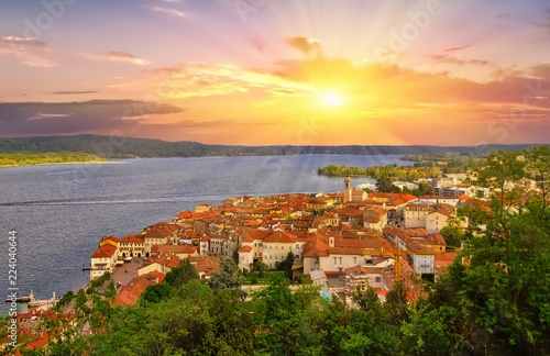 фотографія Tramonto su una città sul lago