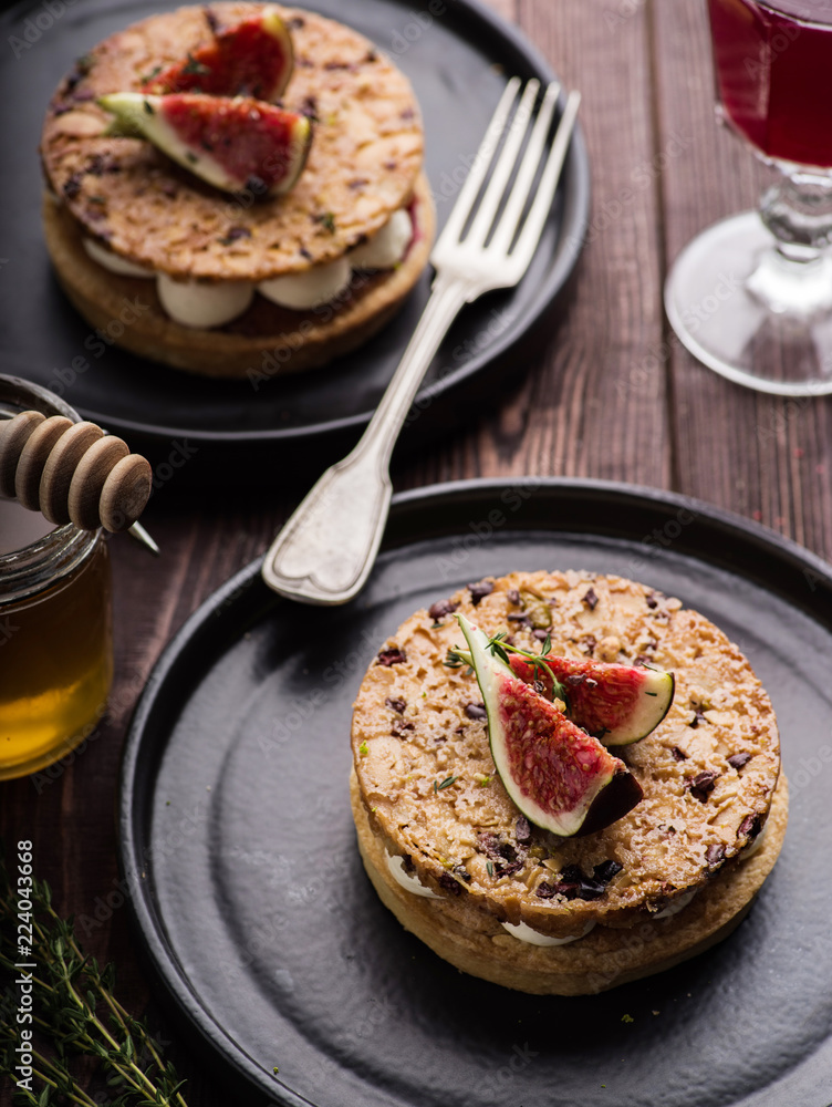 Tarte on sand base with fresh figs, almonds and crispy waffle with almonds and cocoa powder. Fresh Homemade Fruit Tart with berries Tarte on sand base with fresh figs, almonds and crispy waffle with almonds and cocoa powder. Fresh Homemade Fruit Tart with berries