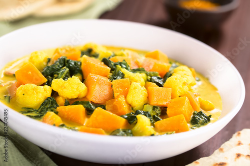 Frischer hausgemachter vegetarischer Curry aus Blumenkohl, Kürbis und Spinat (Selektiver Fokus, Fokus in die Mitte des Gerichts)