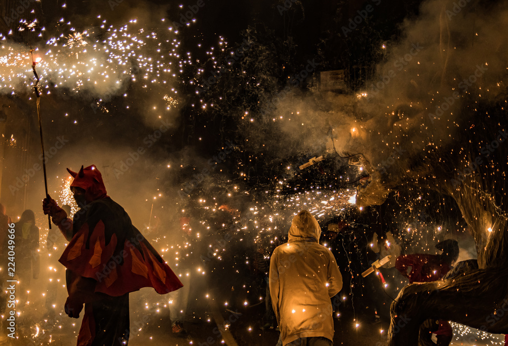 Fototapeta premium Rodeado por fuego amigo