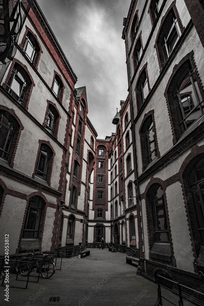 Fototapeta premium Hamburg Alte Speicherstadt bewölkt