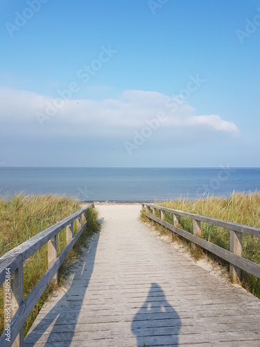 Strand  bergang zur Ostsee mit Schatten des Fotografen