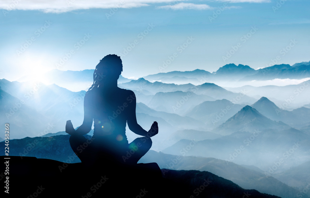 Obraz premium Yoga / Meditation im Gebirge bei Sonnenaufgang 