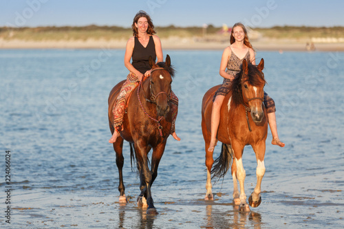 2 Reiterinnen im Meer