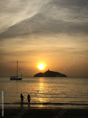 Niñas al mar 