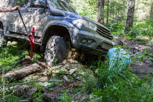 Use of a jack when an off-road vehicle hits an obstacle