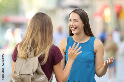 Canvas Print Happy friends meeting and greeting on the street