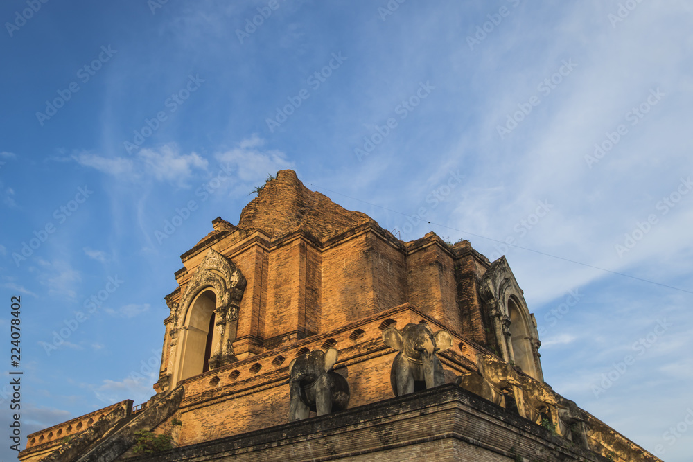 Fototapeta premium Wat Chedi Luang temple in Chiang Mai long exposure