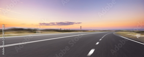 Foto empty highway through modern city