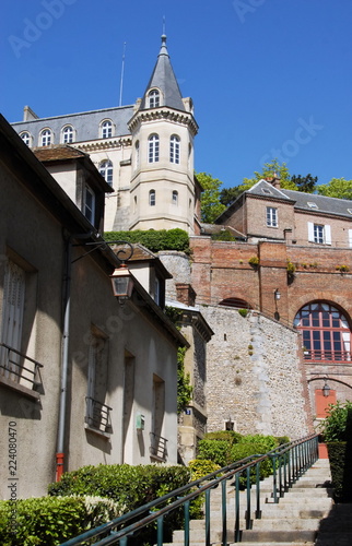 Ville de Dreux, Domaine de la Chapelle Royale Saint-Louis, ancien Evêché (en haut de l'image), Normandie, France photo