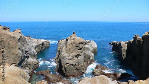 日向灘の青い海と侵食でできた奇岩の情景 © Scott Mirror