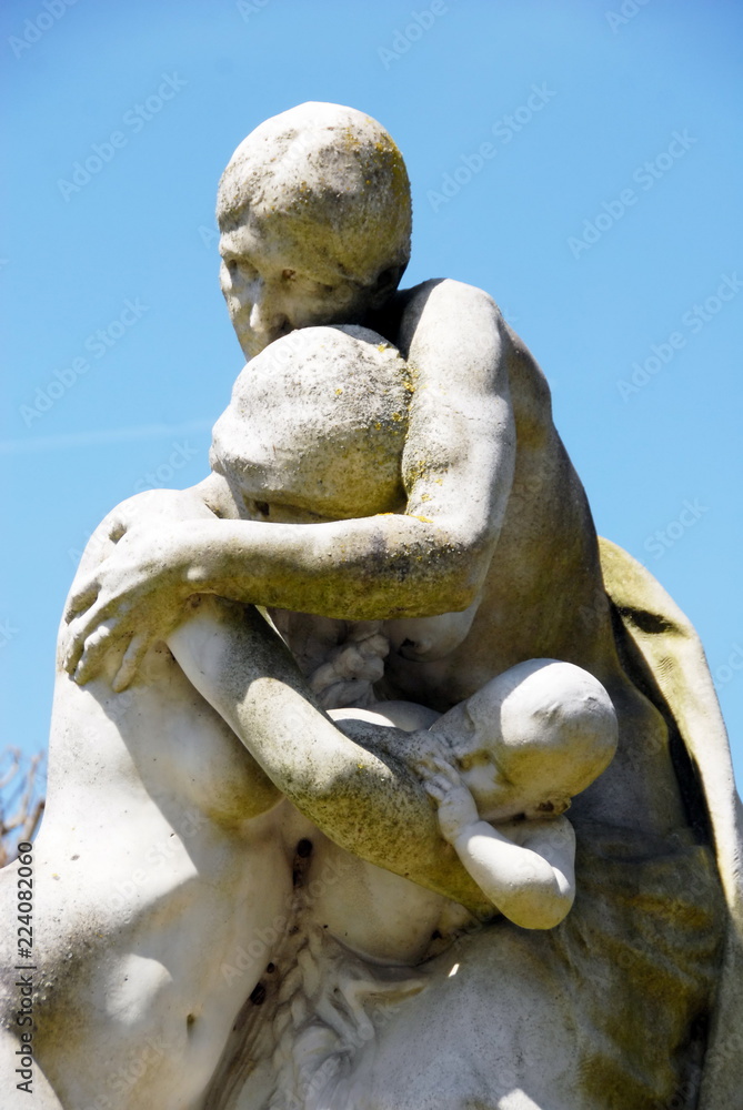 Ville de Dreux, sculpture un couple enlacé et son enfant, département  d'Eure et Loir, Normandie, France Photos | Adobe Stock