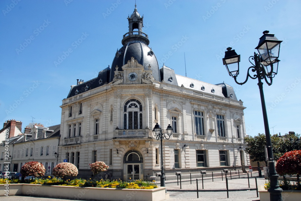 Ville de Dreux, bâtiment de style en centre ville et réverbère, département d'Eure et Loir, Normandie, France