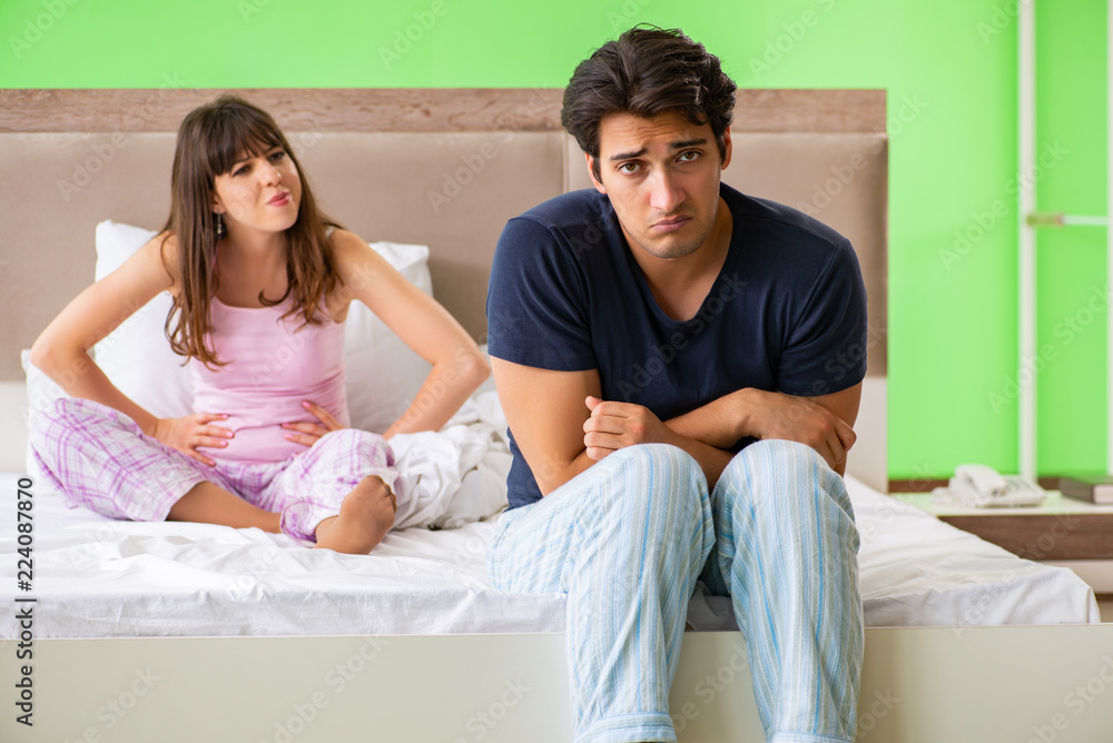 Obraz premium Woman and man in the bedroom after conflict